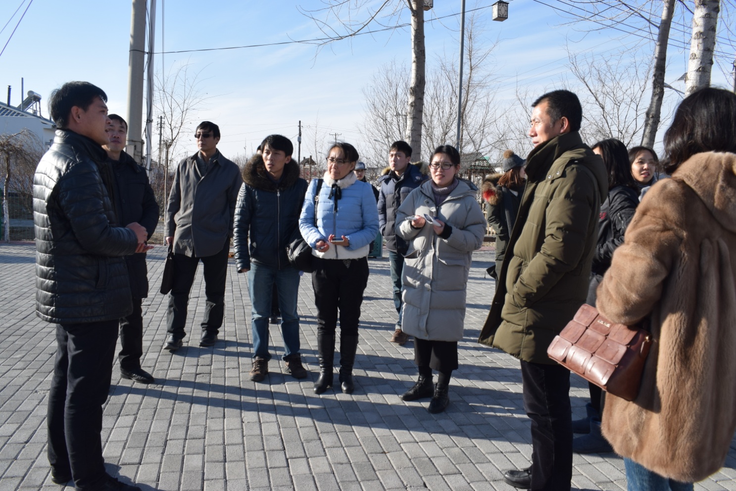 1491377187129949.jpg 大堡子村党支部书记王立华就大堡子村具体情况进行介绍.jpg