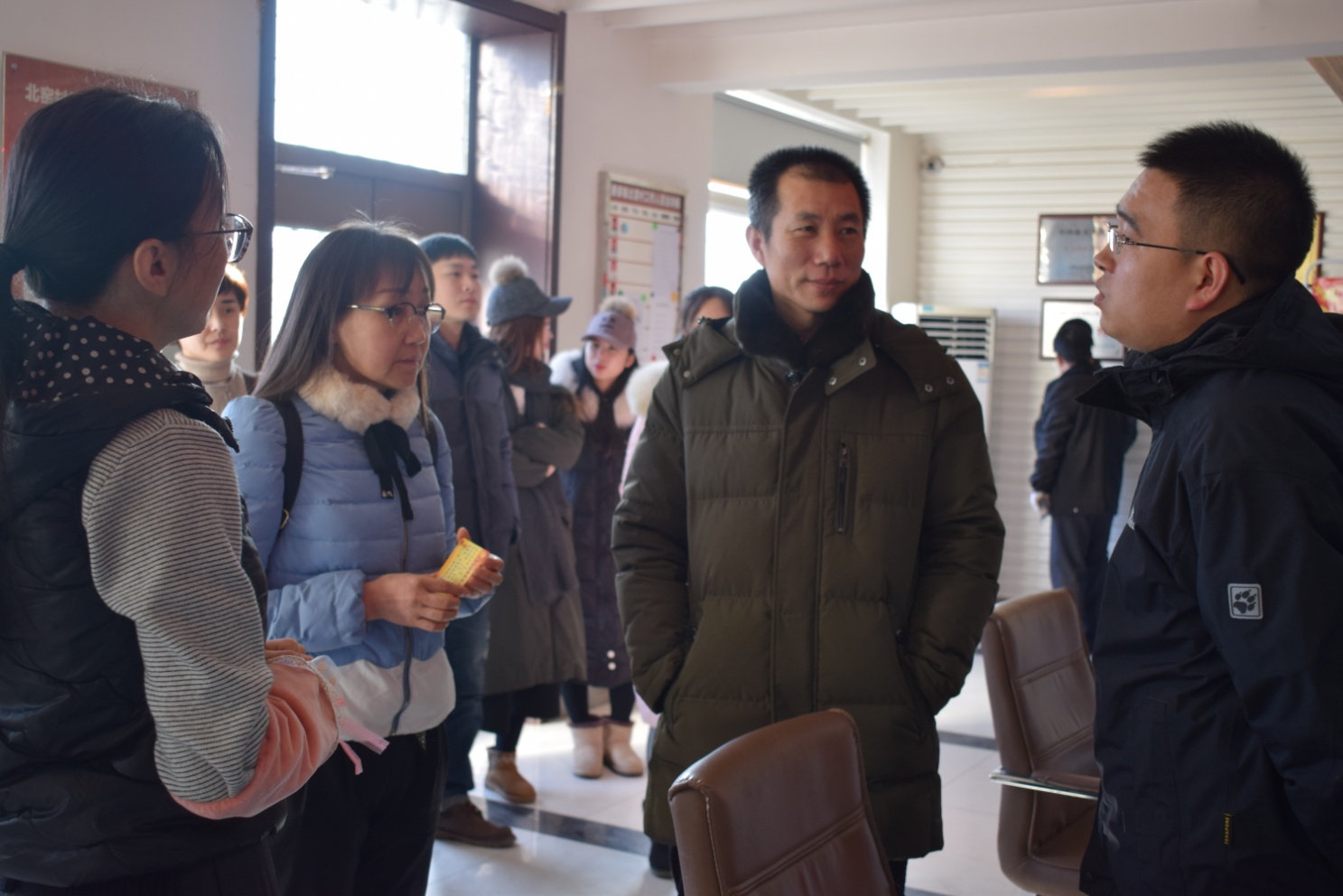 1491377305666753.jpg 北窑村便民服务中心了解相关情况.jpg