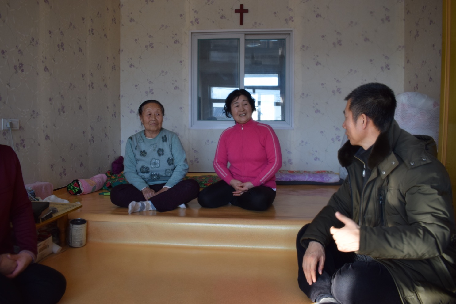 1491377378790851.jpg 邵祥东老师与村民面对面谈心交流.jpg