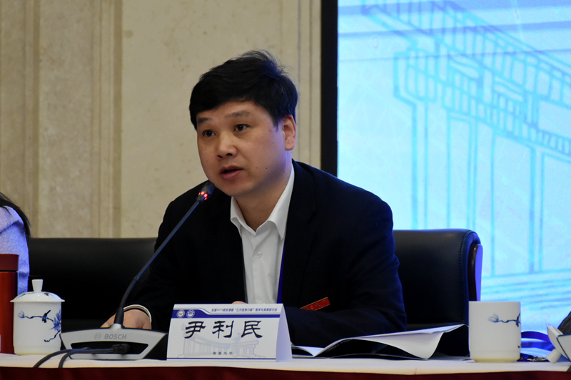 5 南昌大学公共管理学院院长尹利民教授致辞并主持第一单元研讨_副本.jpg