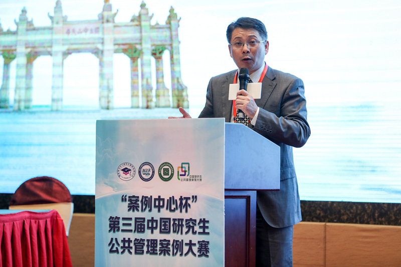 15 杨宏山主持闭幕式_副本.jpg